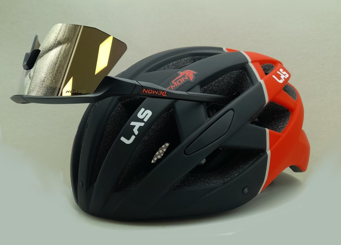 Colocación de gafas en las ventilaciones de un casco de ciclismo_4974d459 ea96 4947 9d72 2953da3de274