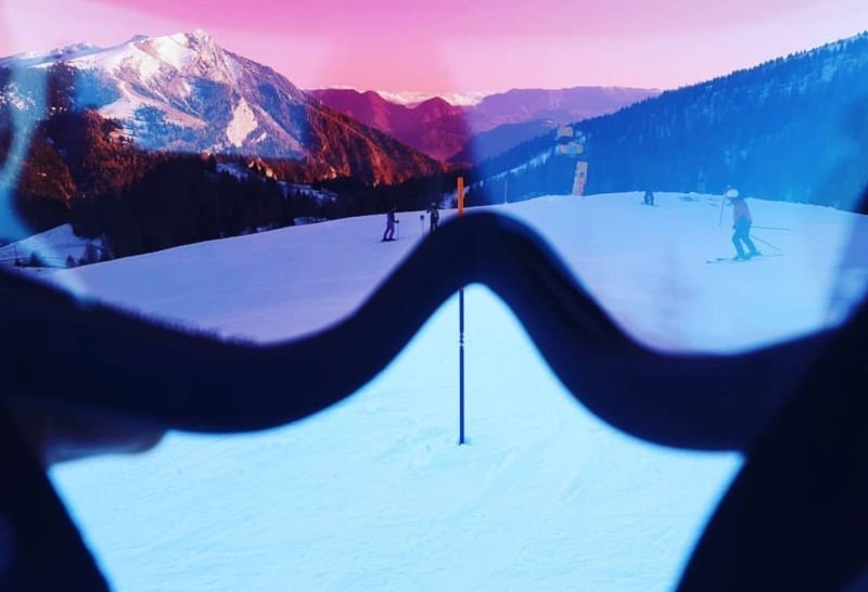 Ski and snowboard goggles with photochromic lenses