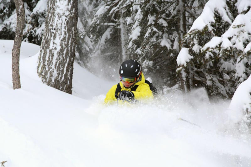 Ski and snowboard goggles with category 2 orange lenses