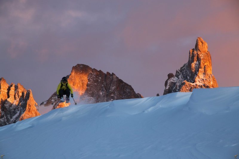 Ski and snowboard goggles with interchangeable lenses