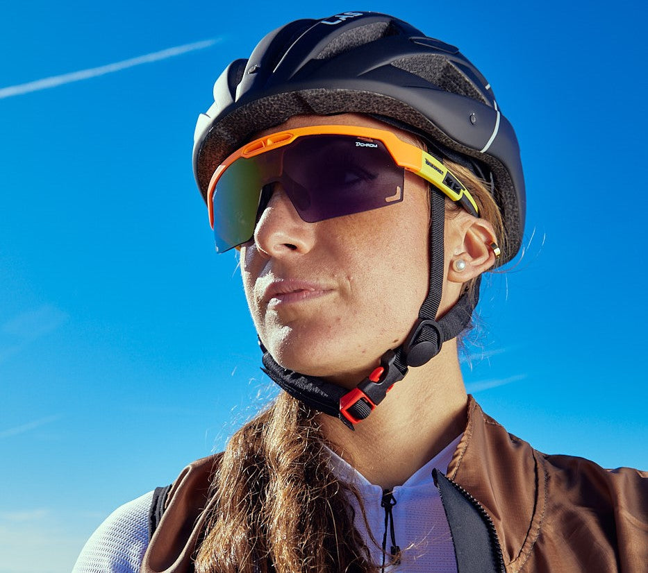 Sports glasses with photochromic lenses