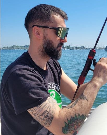 Gafas de sol estilo máscara espejada para pesca deportiva en agua dulce y salada.
