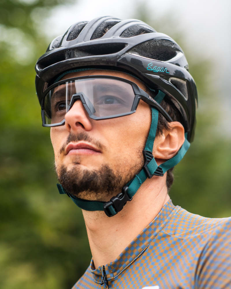 Road cycling glasses photochromic lenses from category 0 to 3