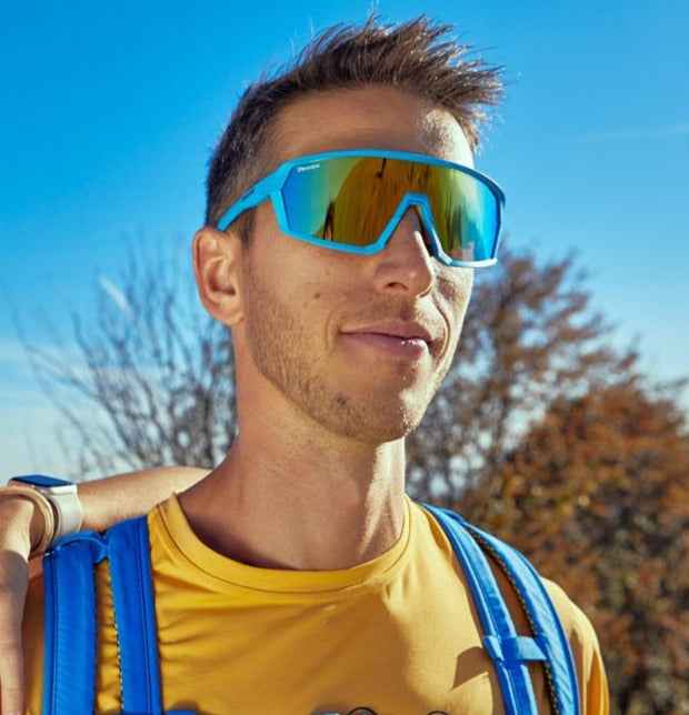 Gafas de senderismo con lentes de espejo de color azul claro.