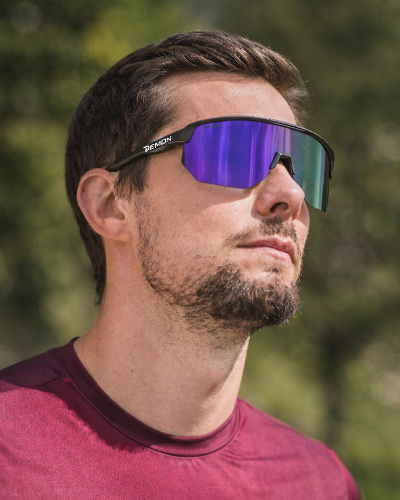 Gafas de sol deportivas para hombre estilo máscara con lentes espejadas moradas