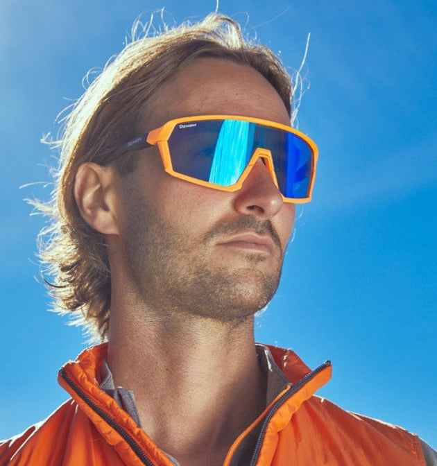 Gafas de trail running de color naranja neón con lentes de espejo, modelo gravel