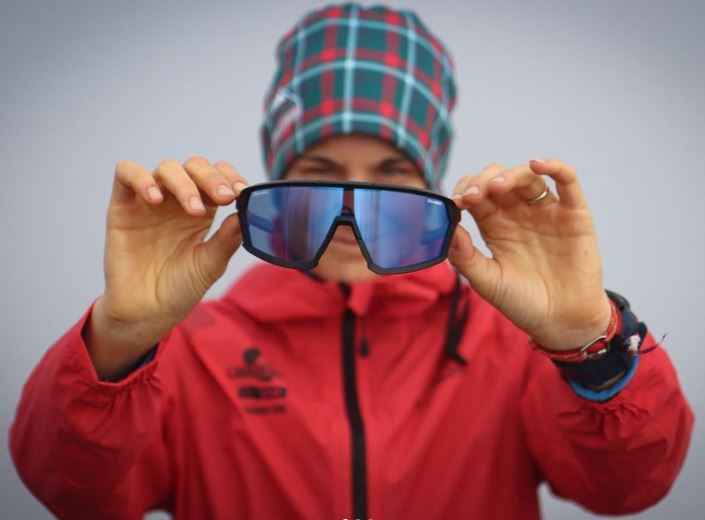 running and trail glasses with photochromic mirrored lens gravel model black blue