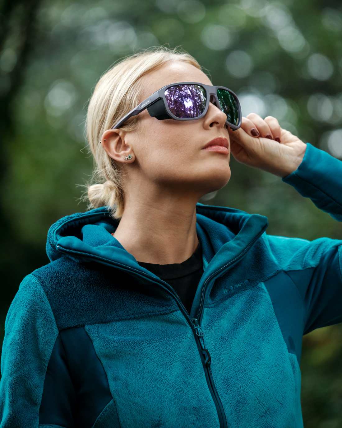 Gafas de senderismo para mujer modelo Altavia con protección lateral contra la luz, color lavanda.