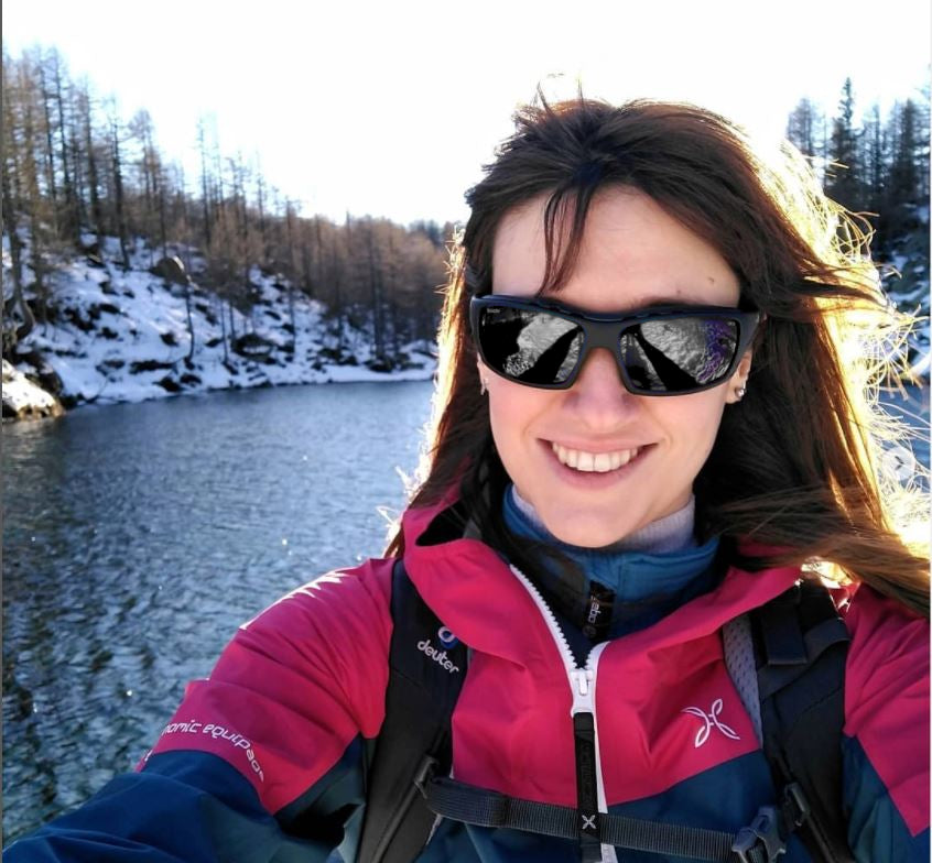 Gafas de senderismo para mujer con lentes fotocromáticas polarizadas plateadas espejadas modelo para exteriores