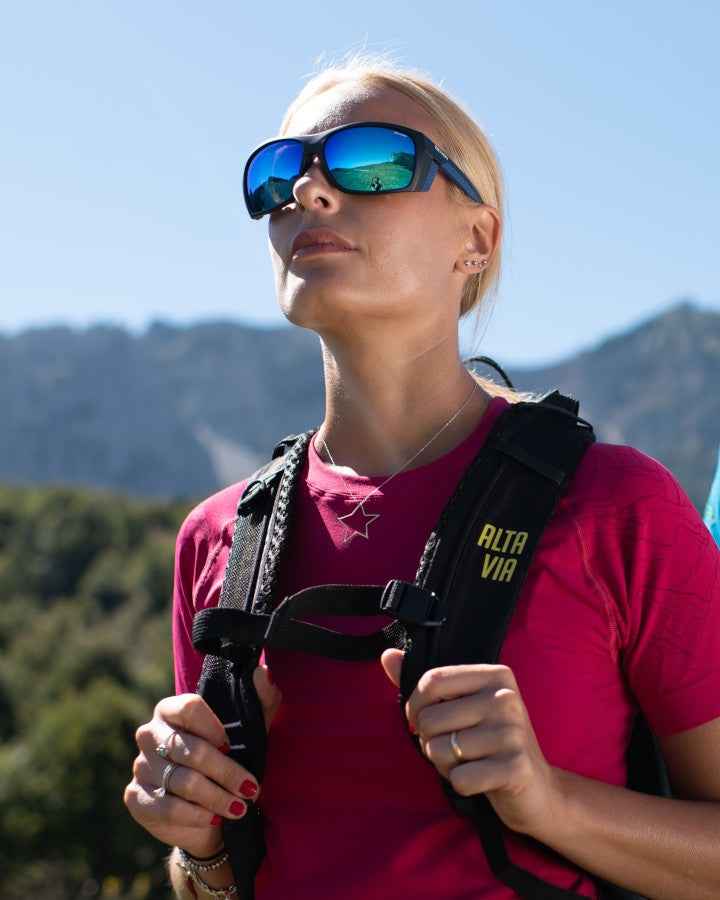 woman mountain glasses for mountaineering category 4 mirrored lenses model eiger black blue