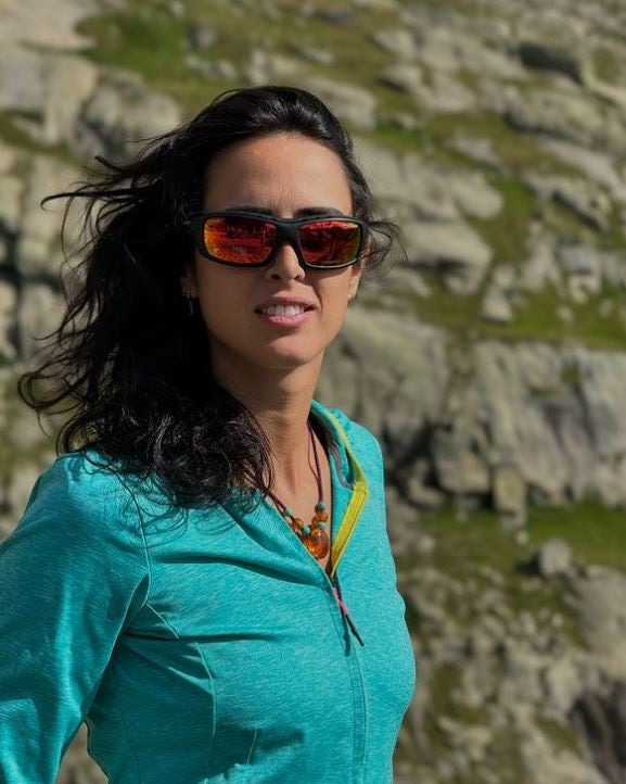 Gafas de senderismo y trekking fotocromáticas polarizadas rojas con lentes espejadas para mujer (modelo para exteriores)