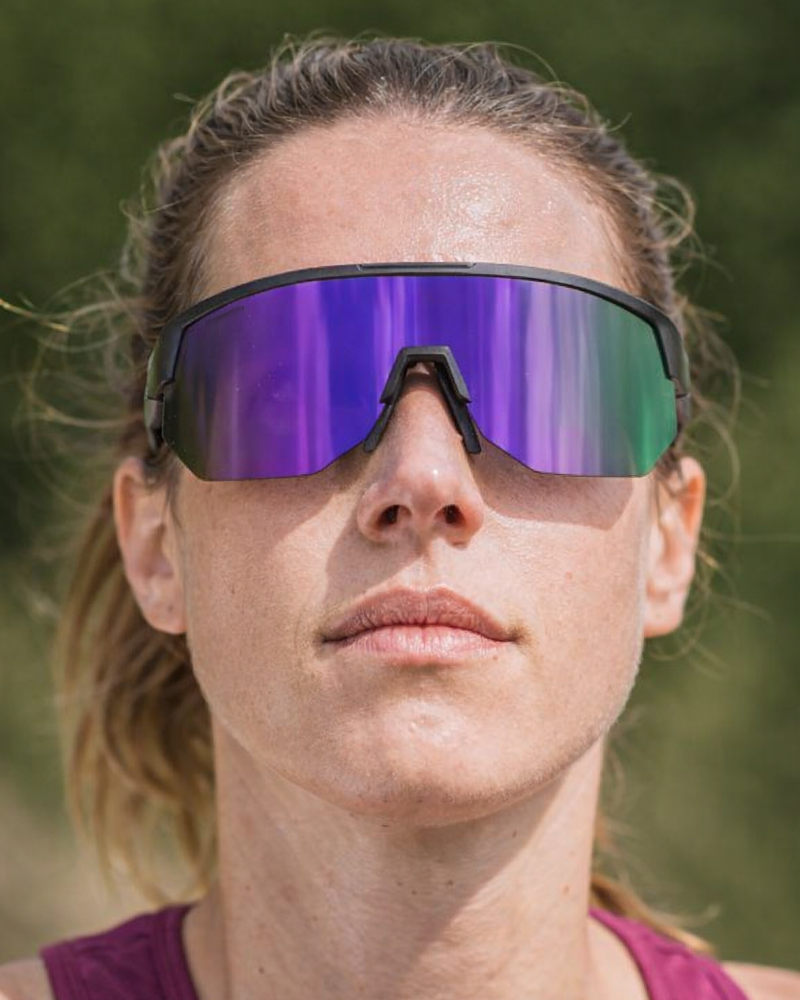 Gafas de sol deportivas para mujer estilo máscara con lentes espejadas moradas